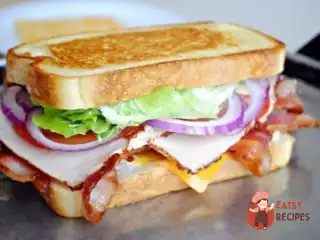 Клаб-сендвіч з беконом