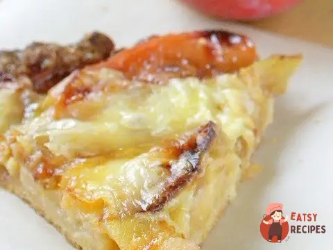 Яблучний кростат з сиром чеддер