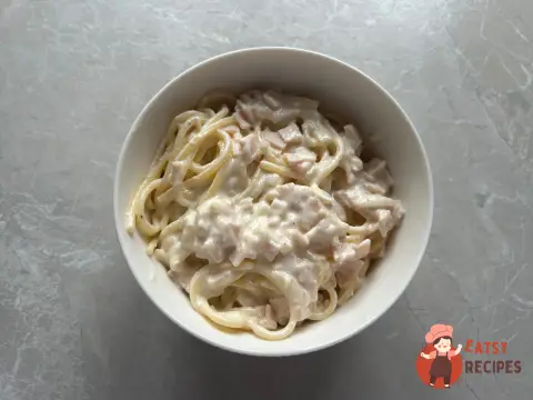 Макарони на сковороді з шункою в кремовому соусі