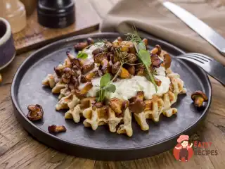 Гарячі картопляні вафлі з лисичками