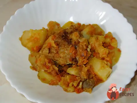 Картопля з курячими стегнами і печерицями в мультиварці
