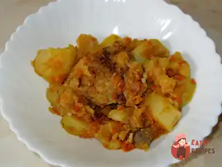 Картопля з курячими стегнами і печерицями в мультиварці