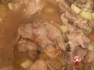 Кролик, тушкований з овочами та картоплею