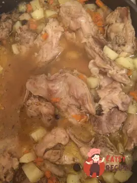 Кролик, тушкований з овочами та картоплею
