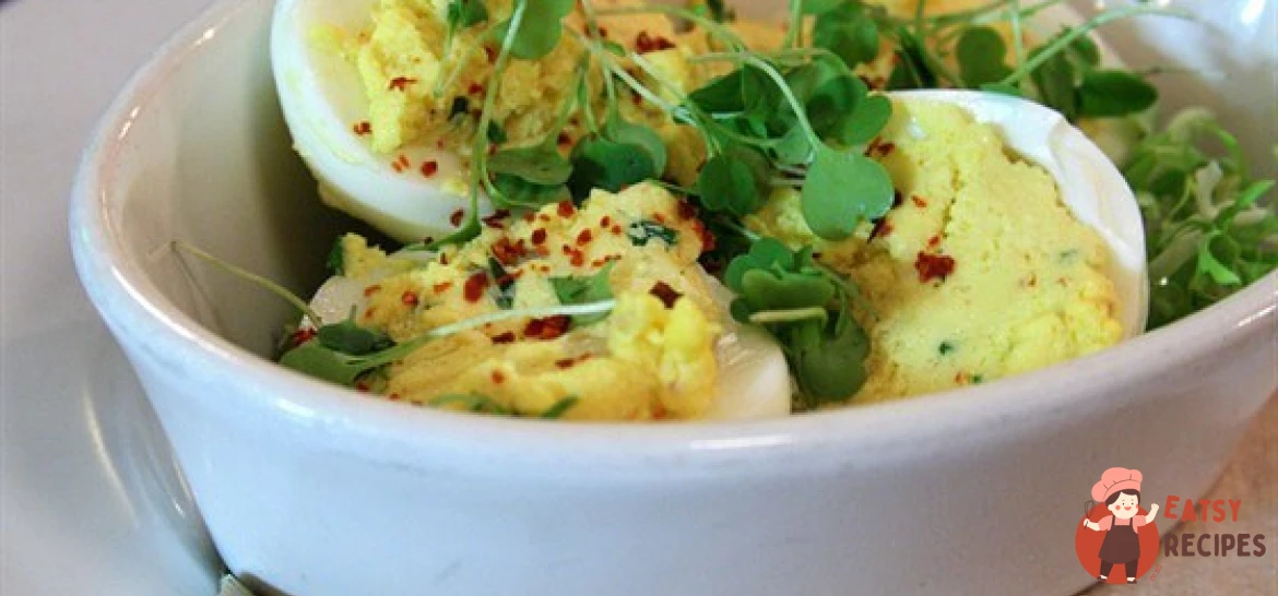 Фаршировані рокфором та водяним кресом яйця