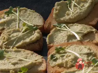 Песто із зеленого горошку та м'яти з лимонною цедрою