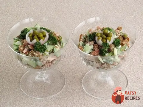 Салат із сухариками та копченою ковбасою