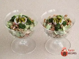 Салат із сухариками та копченою ковбасою