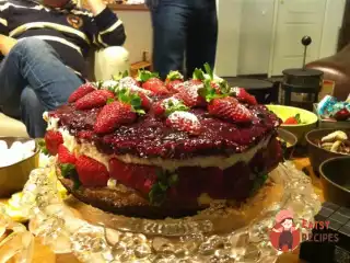 Торт з ягідним желе та лимонним кремом