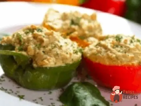 Перець, фарширований курячим філе та овочами.