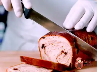 Хліб із родзинками та коричною завитушкою