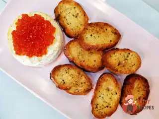 Запечений камамбер із крутонами та ікрою