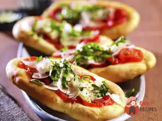 Піца з томатами та козячим сиром