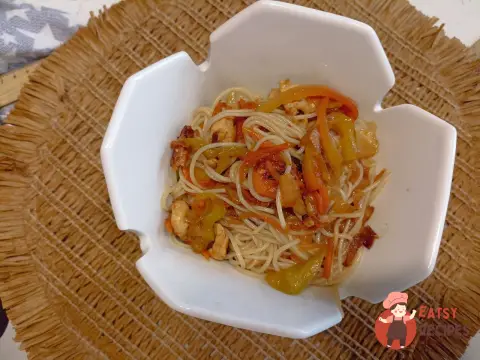 Рисова локшина з куркою по-китайськи