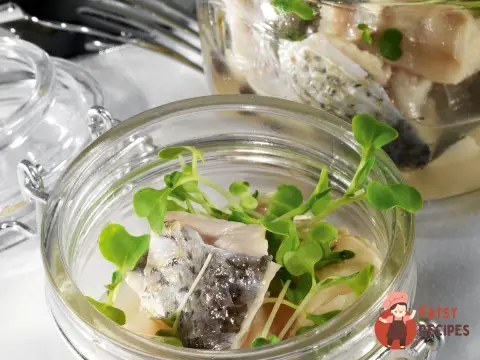 Мариновані тріски і білий амур з лимонами.