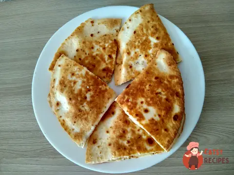 Домашня кесаділля з куркою та сиром