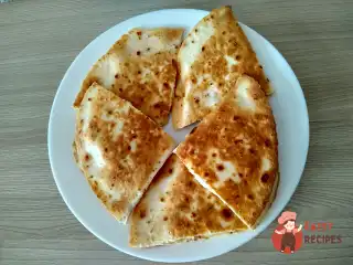 Домашня кесаділля з куркою та сиром