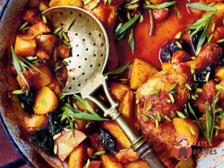 Курка з картоплею та чорносливом