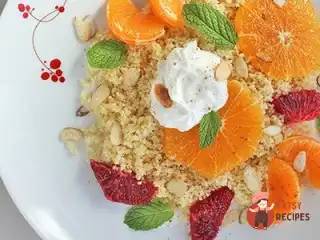 Східний сніданок з кускусу та цитрусів