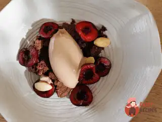 Черешня, шоколадне морозиво, молодий мигдаль