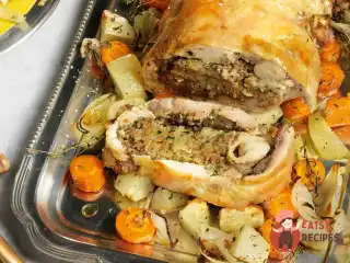 Рулет з індички з бараниною, картоплею та морквою