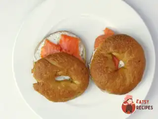 Бейгли з м'яким вершковим сиром та сьомгою