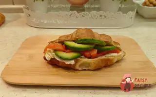 Круасан із червоною рибою