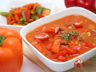 Тушені різнокольорові перці з чебрецем і часником