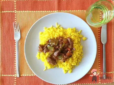 Свинина в кисло-солодкому соусі з ананасами та рисом