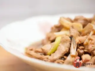 Смажена свинина з пореєм (Cong Bao Rou Si)