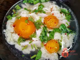 Курячий бульйон з яйцем
