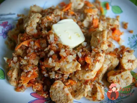 Гречка по-купецьки з курячою грудкою