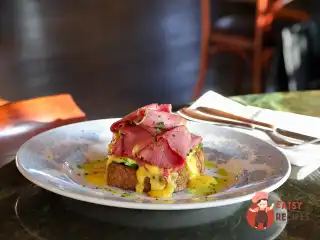 Бенедикт із пастрами