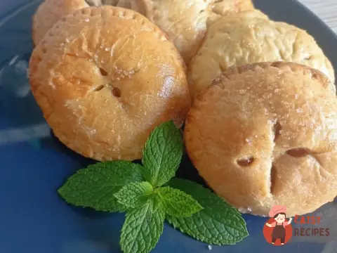 Слойки з яблуком, медом і корицею