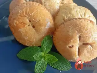 Слойки з яблуком, медом і корицею