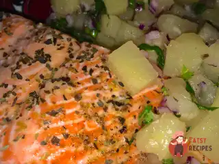 Запечена сьомга з ананасовою сальсою