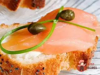 Копчений лосось з коньячно-минним майонезом на тостах із французького хліба