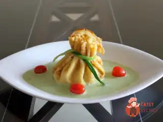 Млинці з соусом зі спаржі