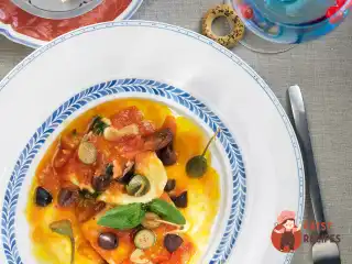 Теплий домашній сир у соусі з помідорів та оливок