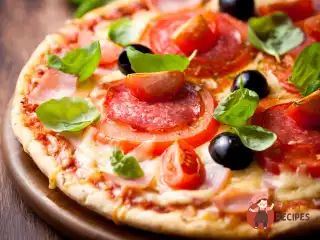 Піца з салямі, оливками та помідорами