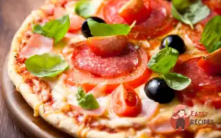 Піца з салямі, оливками та помідорами