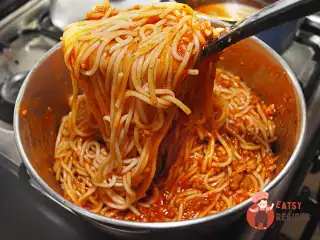 Спагетті з томатною пастою та оливками