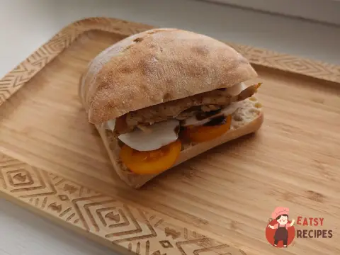 Чіабата з куркою, моцарелою та помідорами