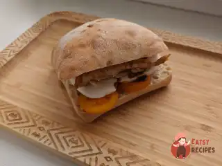 Чіабата з куркою, моцарелою та помідорами