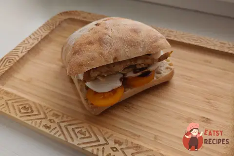 Чіабата з куркою, моцарелою та помідорами