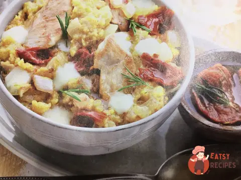 Кукурудзяна каша з індичкою, в'яленими помідорами та сулугуні