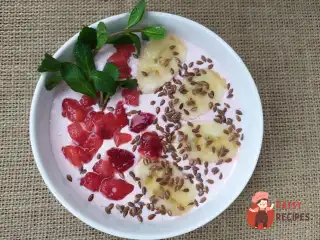 Смузі-боул із полуницею та бананом