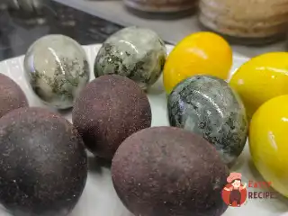 Яйця пофарбовані в червоному вині