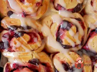 Полунично-шоколадні роли з ягідним кремом