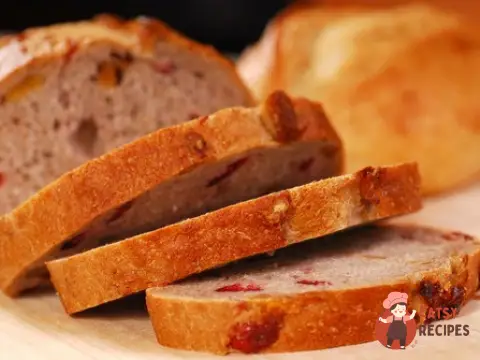 Полуничний хліб з горіхами